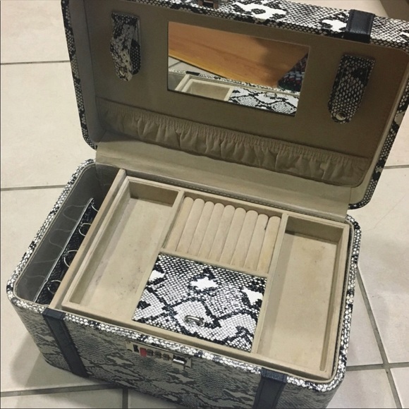 COSMETIC CASE ❤️🖤✔️🥊 reposhing. It doesn’t lock - Picture 2 of 5